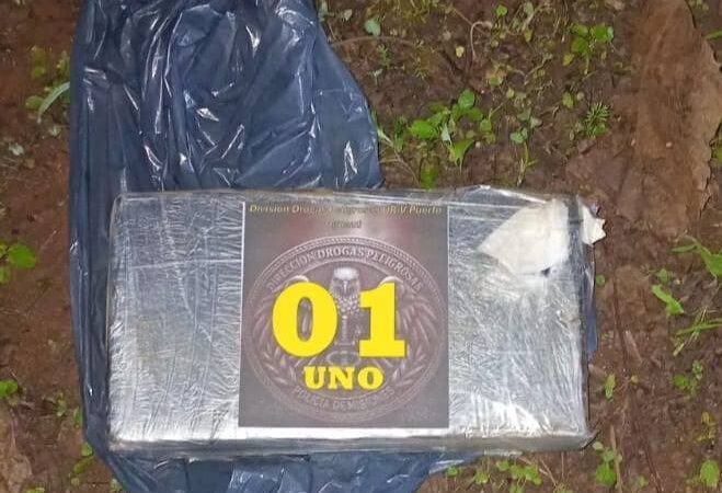 Aprovechó la falta de iluminación para escapar y abandonó 1 kilo de cocaína en una zona de monte