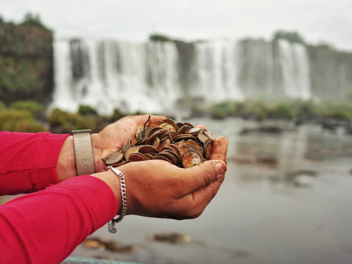 Retiraron 383 kilos de monedas en cataratas y apelan a la concientización ambiental