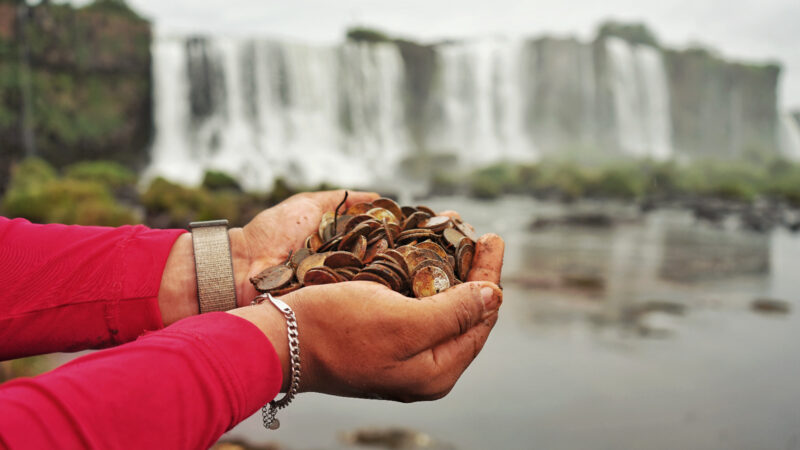 Retiraron 383 kilos de monedas en cataratas y apelan a la concientización ambiental