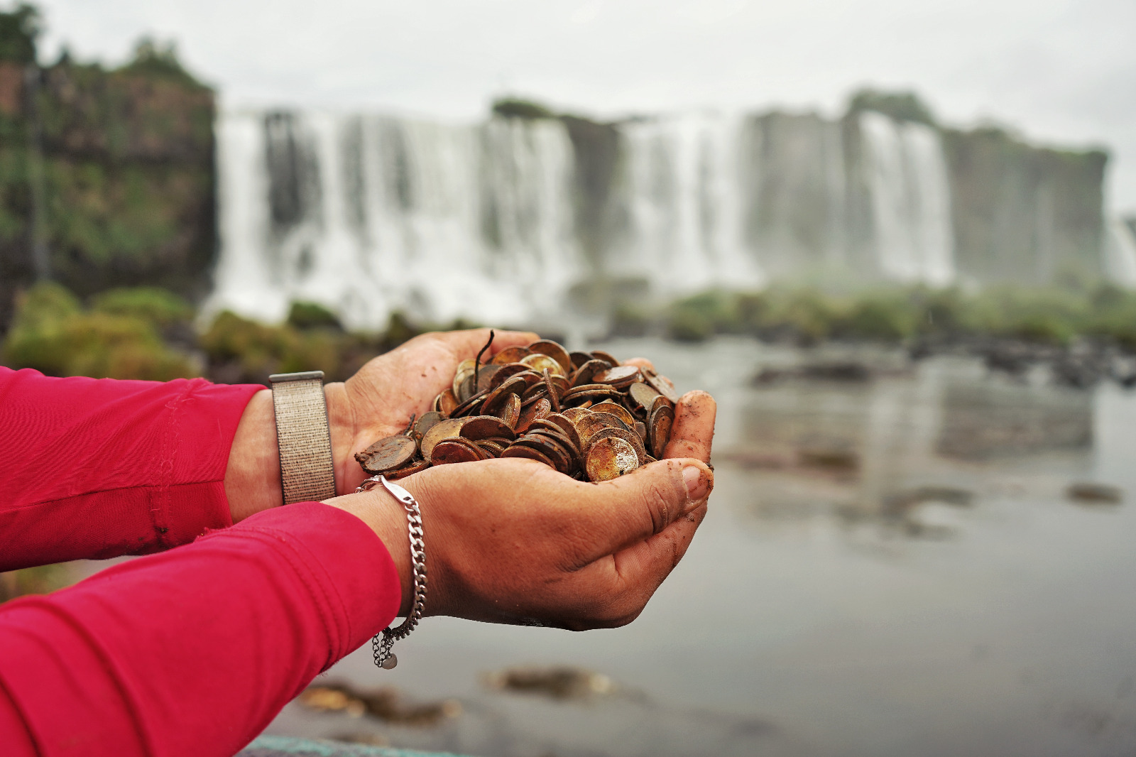 Retiraron 383 kilos de monedas en cataratas y apelan a la concientización ambiental