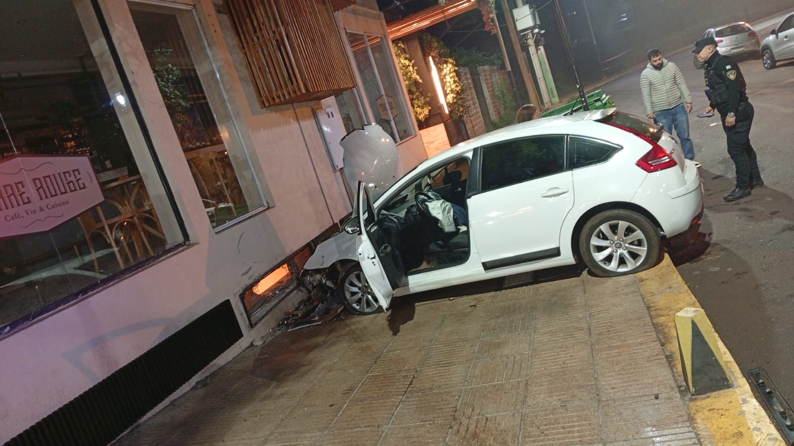 Despistó con su vehículo y colisionó con un hotel en Iguazú