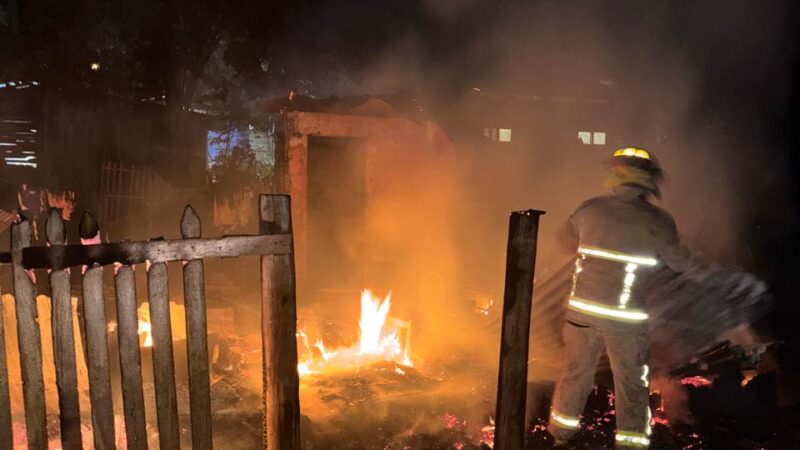 Puerto Iguazú: Una vivienda precaria fue consumida por las llamas