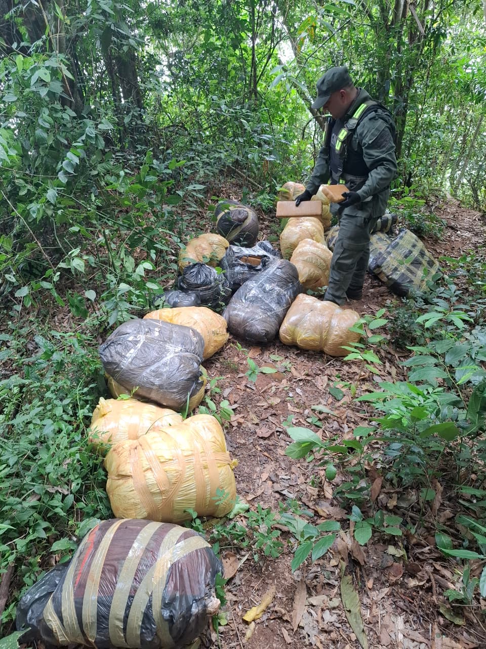 Incautaron casi 190 kilos marihuana que estaban acopiados en el monte.