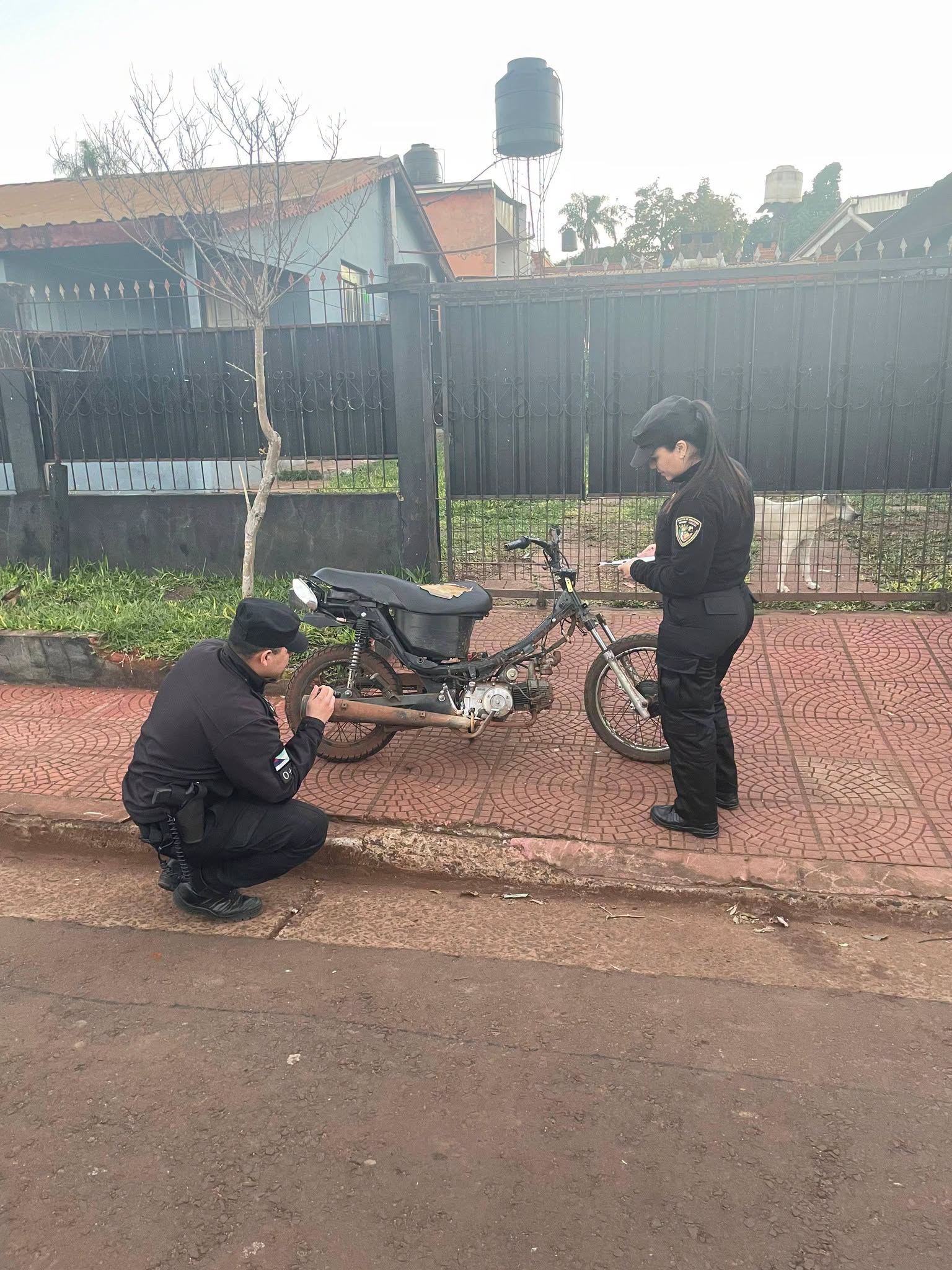 Asalto a un Delivery: La policía recuperó la motocicleta y tras un allanamiento secuestraron objetos vinculados al hecho