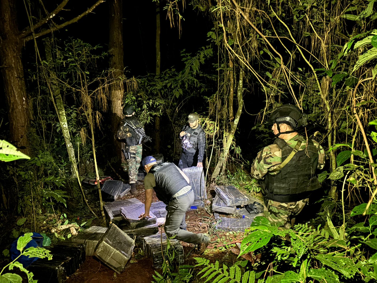 Prefectura sorprendió a narcos y secuestró más de 600 kilos de droga en Paraje Cantera Cue