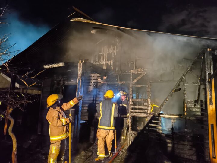 Una familia con tres niños pequeños se quedó con lo puesto tras un voraz incendio