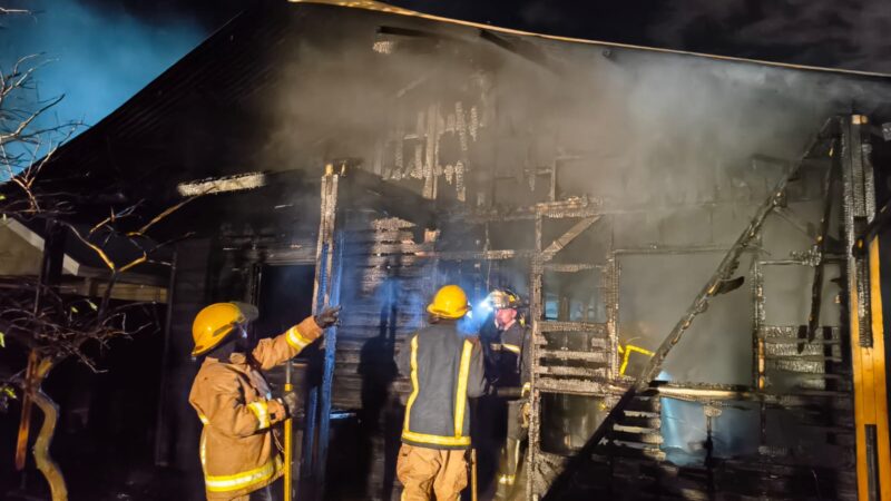 Una familia con tres niños pequeños se quedó con lo puesto tras un voraz incendio