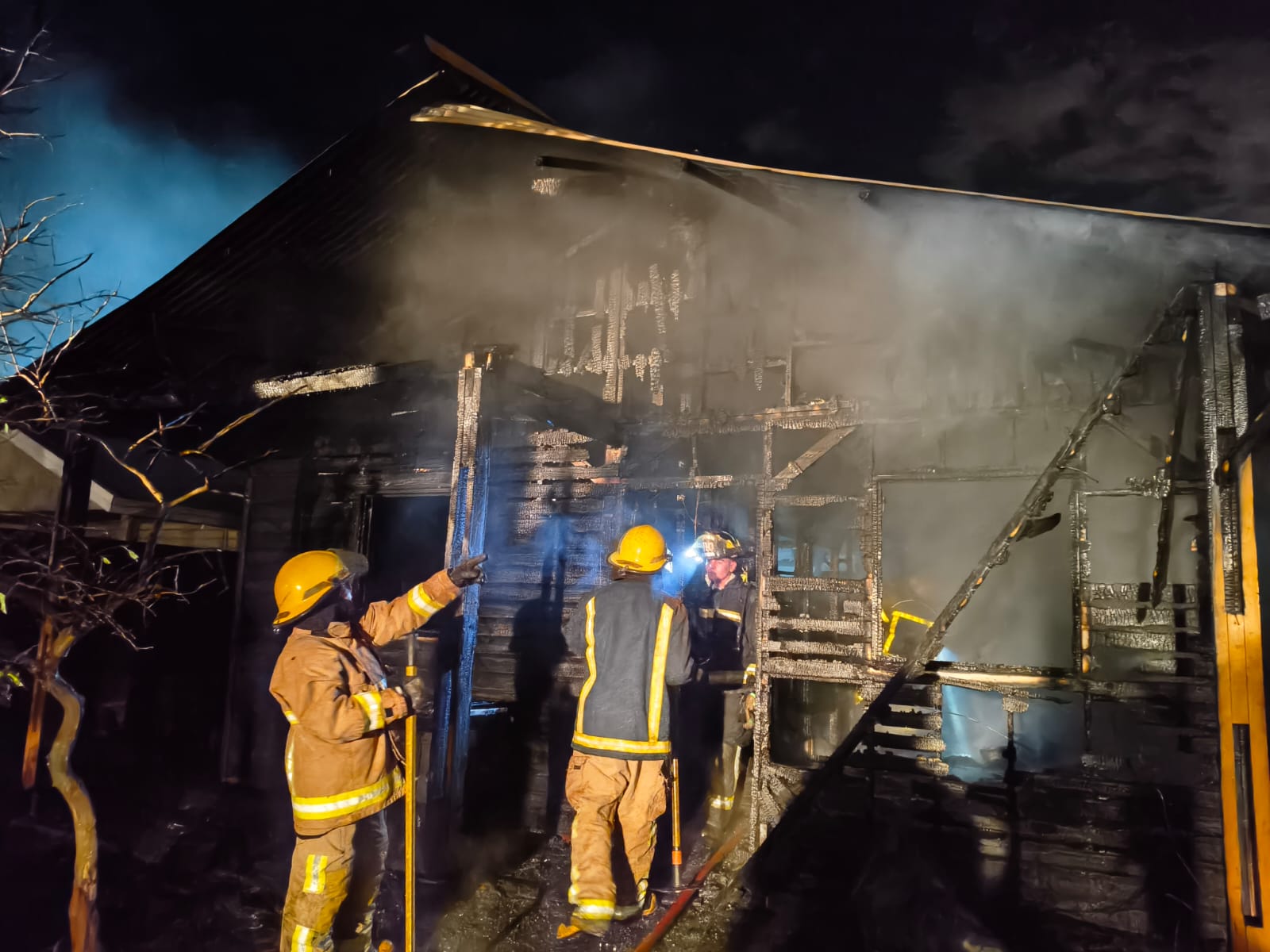 Una familia con tres niños pequeños se quedó con lo puesto tras un voraz incendio