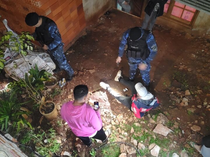Delincuente con frondoso prontuario fue detenido cuando escapaba por los techos con armas caseras