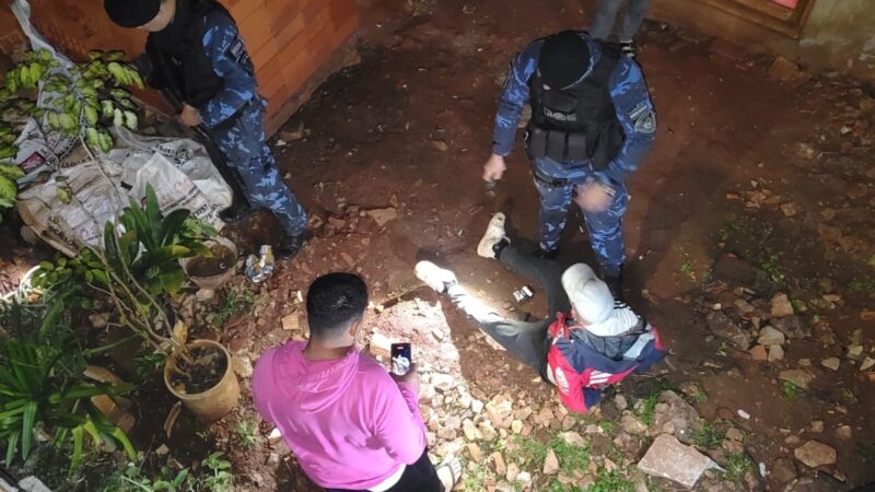 Delincuente con frondoso prontuario fue detenido cuando escapaba por los techos con armas caseras