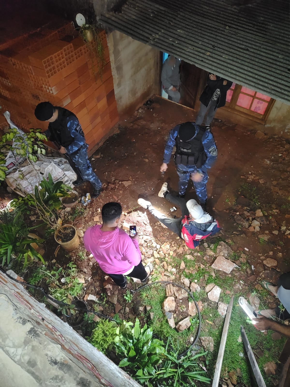 Delincuente con frondoso prontuario fue detenido cuando escapaba por los techos con armas caseras