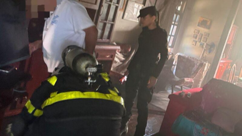 Escuchó una explosión en la casa de su vecino y fue a buscar a los bomberos
