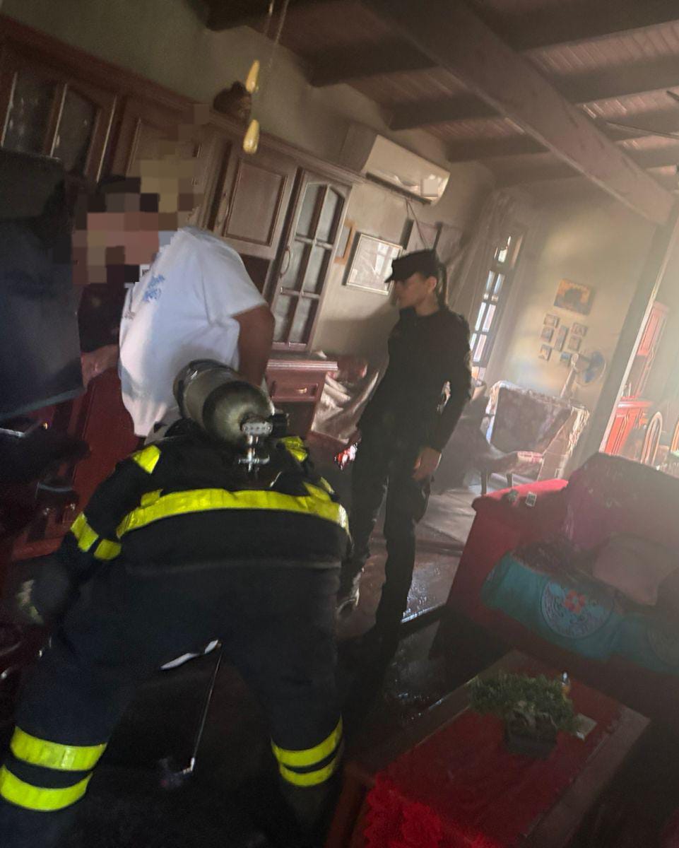 Escuchó una explosión en la casa de su vecino y fue a buscar a los bomberos