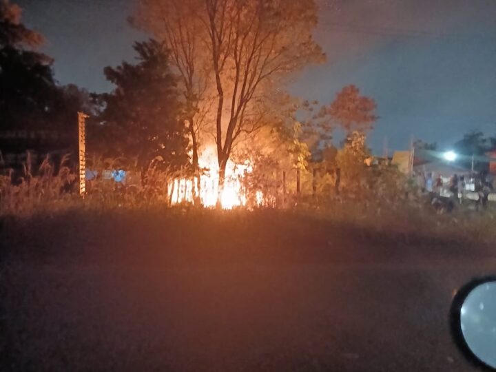 Incendio destruyó por completo una vivienda durante la madrugada en Puerto Iguazú
