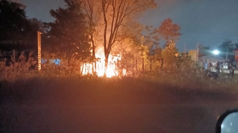 Incendio destruyó por completo una vivienda durante la madrugada en Puerto Iguazú
