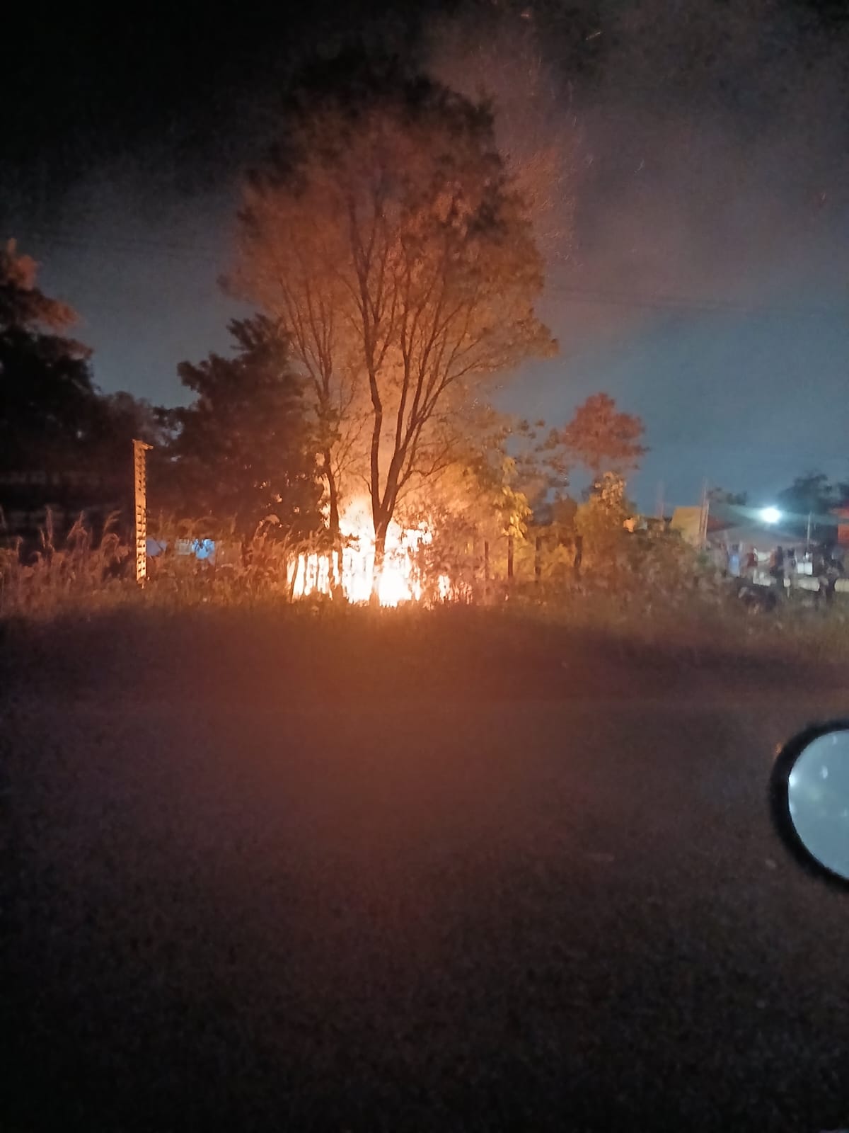 Incendio destruyó por completo una vivienda durante la madrugada en Puerto Iguazú