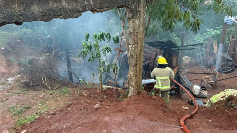 Iguazú: Incendio destruyó por completo una vivienda precaria en barrio Unión