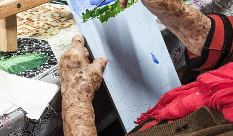 Integrantes del Hogar San Ramón participaron de un Taller de Pintura Familiar.