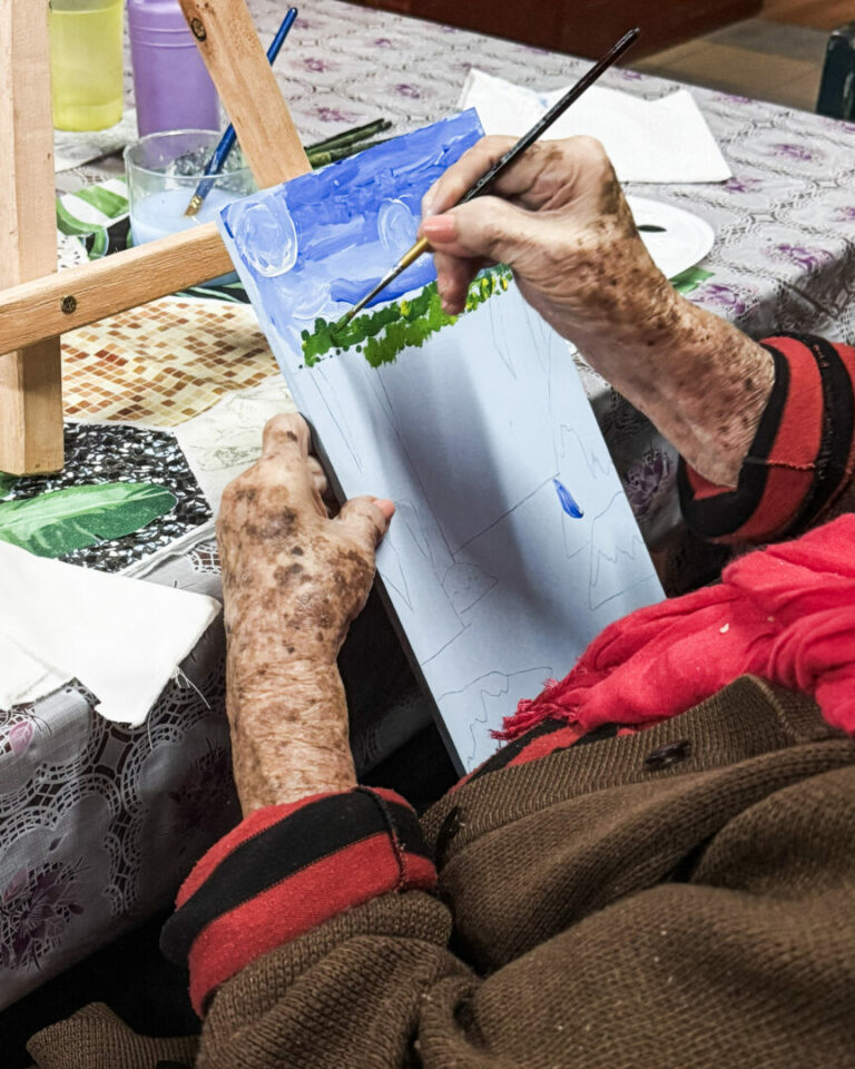 Integrantes del Hogar San Ramón participaron de un Taller de Pintura Familiar.