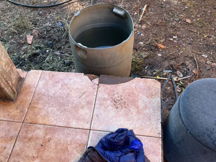 Investigan la muerte de un menor que fue hallado dentro de un tambor con agua en su vivienda