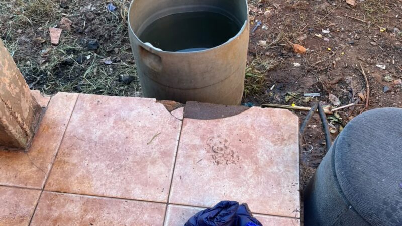 Investigan la muerte de un menor que fue hallado dentro de un tambor con agua en su vivienda
