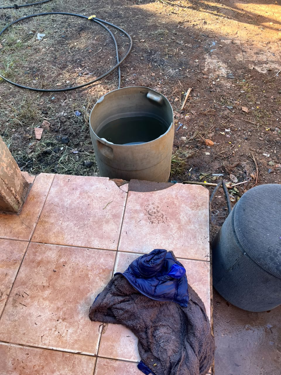 Investigan la muerte de un menor que fue hallado dentro de un tambor con agua en su vivienda
