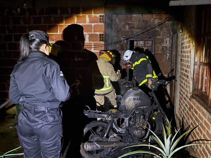 Dos motocicletas fueron destruidas por las llamas tras una explosión