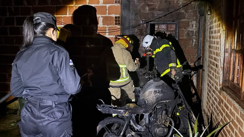 Dos motocicletas fueron destruidas por las llamas tras una explosión
