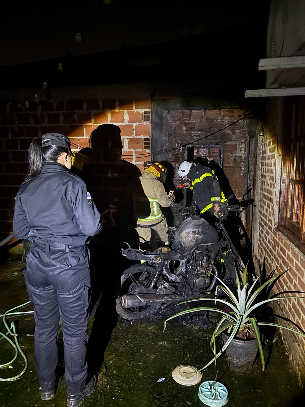 Dos motocicletas fueron destruidas por las llamas tras una explosión