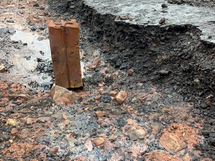 Vecinos denuncian que la lluvia se llevó el bacheo descartable con asfalto reciclado