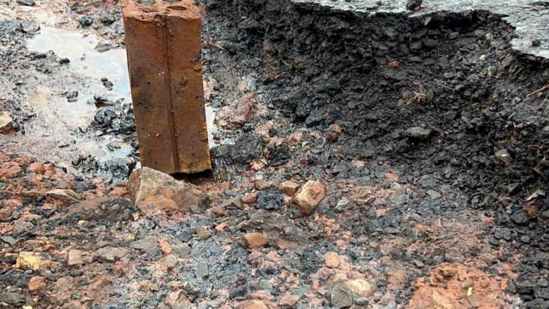 Vecinos denuncian que la lluvia se llevó el bacheo descartable con asfalto reciclado