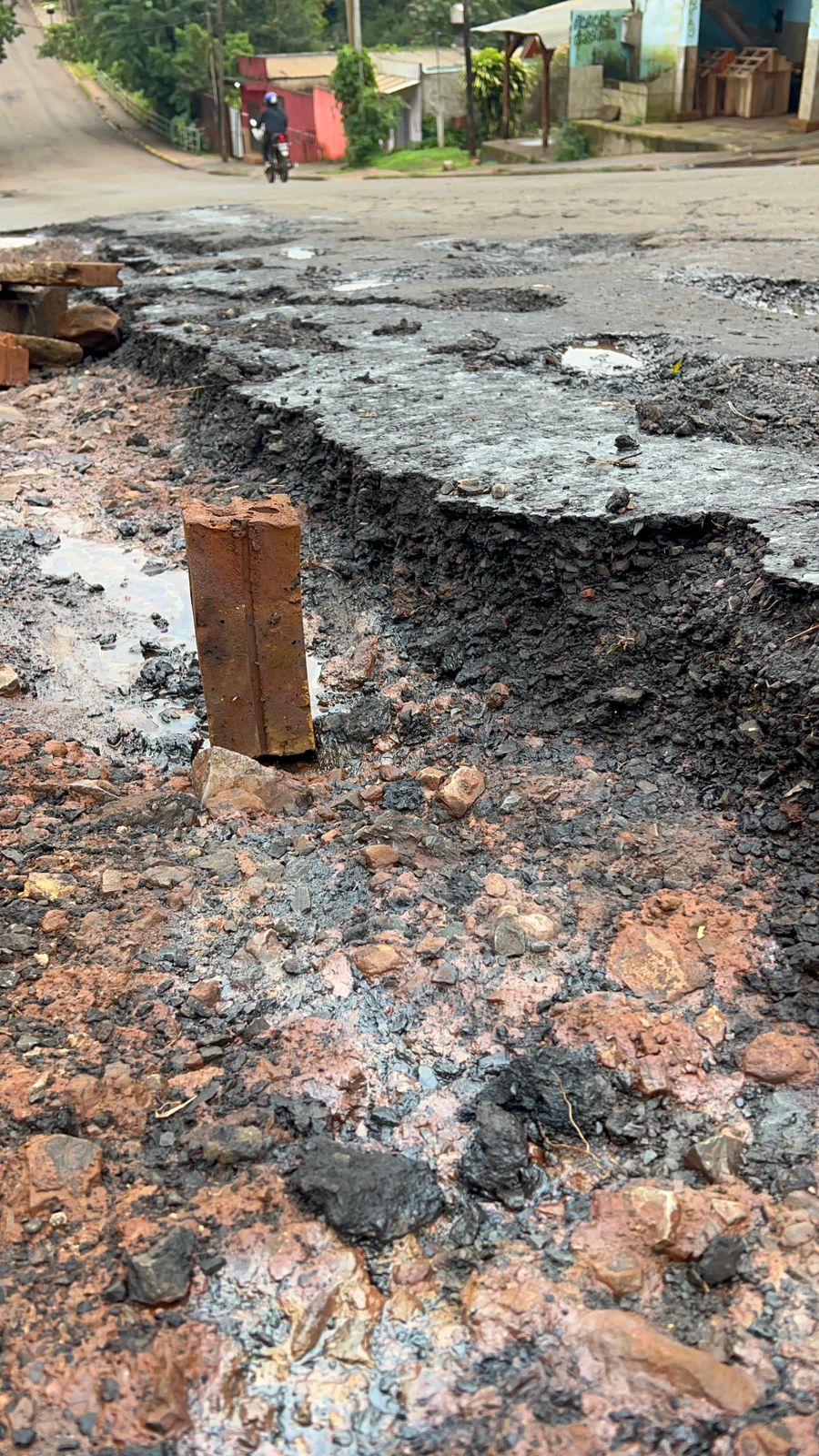 Vecinos denuncian que la lluvia se llevó el bacheo descartable con asfalto reciclado
