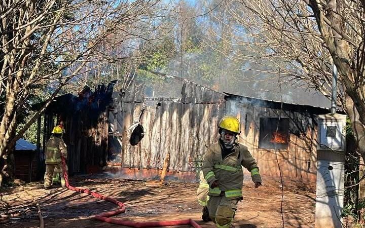 Incendio dejó con lo puesto a una familia: investigan si fue provocado