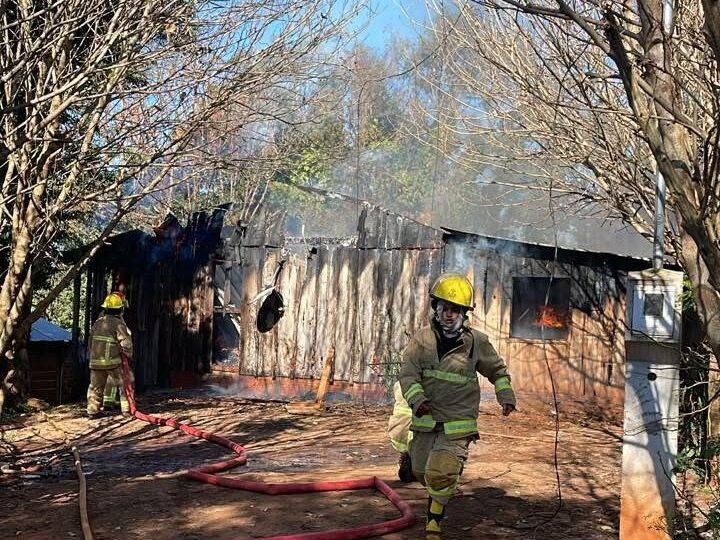 Incendio dejó con lo puesto a una familia: investigan si fue provocado