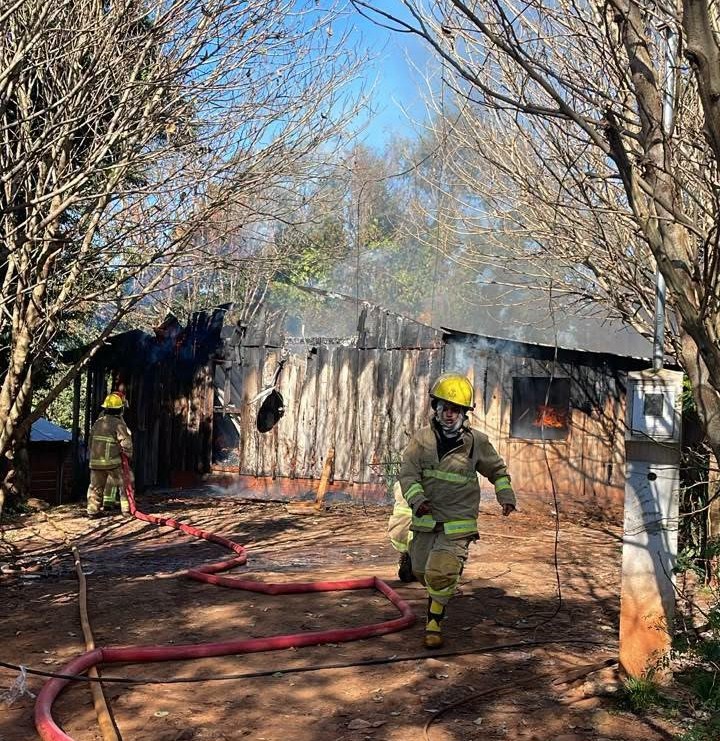 Incendio dejó con lo puesto a una familia: investigan si fue provocado