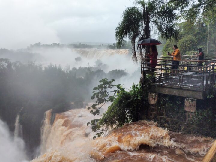 Cataratas se luce con un gran caudal de agua y deslumbra a los visitantes