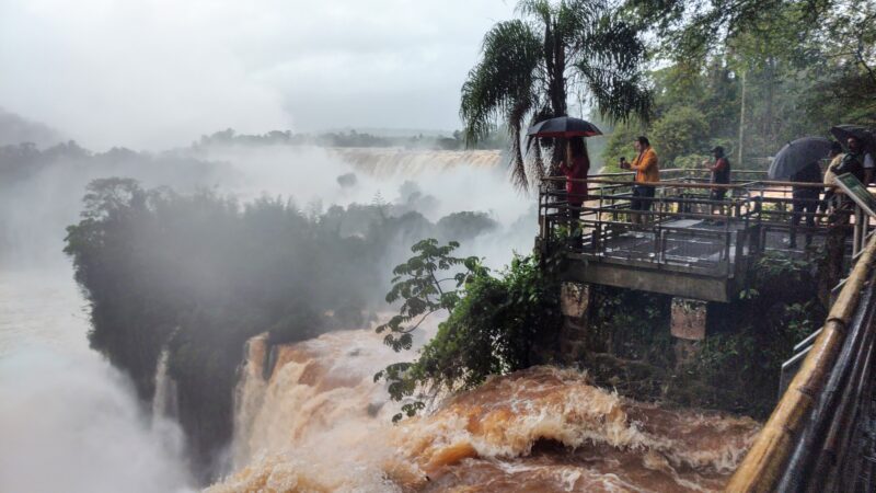 Cataratas se luce con un gran caudal de agua y deslumbra a los visitantes