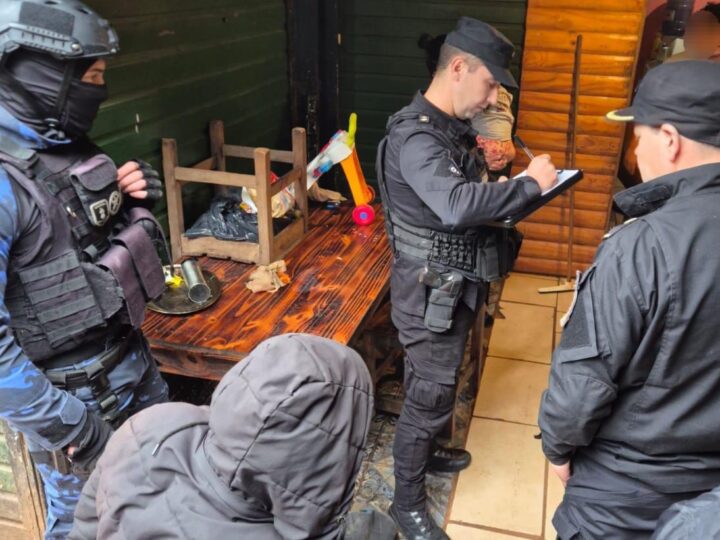Intentaron impedir un allanamiento con machetes y cuchillos: fueron detenidos