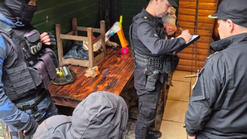 Intentaron impedir un allanamiento con machetes y cuchillos: fueron detenidos