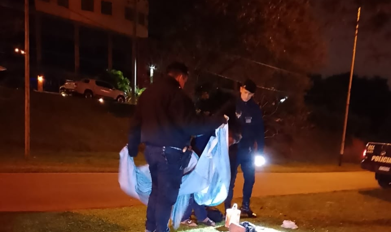 Intentó robar la bandera argentina durante la madrugada y fue demorado