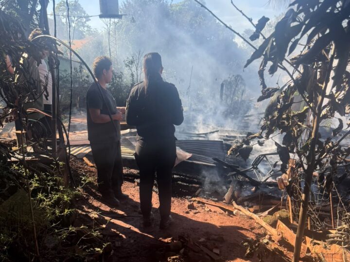 Iguazú: Sexagenaria y su hijo se quedaron con lo puesto y tras un incendio
