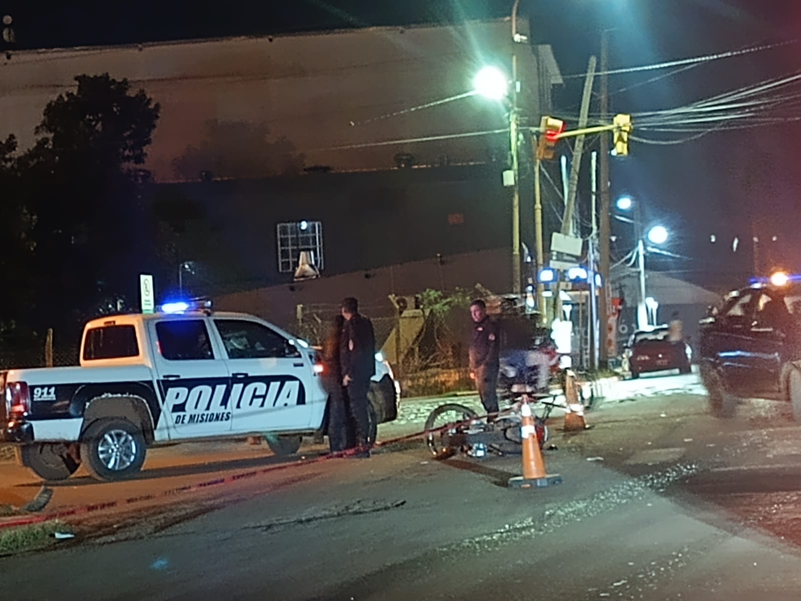 La Policía busca al conductor de un automóvil que colisionó con una motocicleta y se dio a la fuga