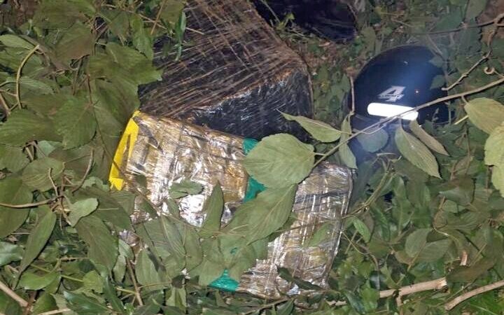 Abandonaron casi 250 kilos de marihuana y escaparon hacia Brasil