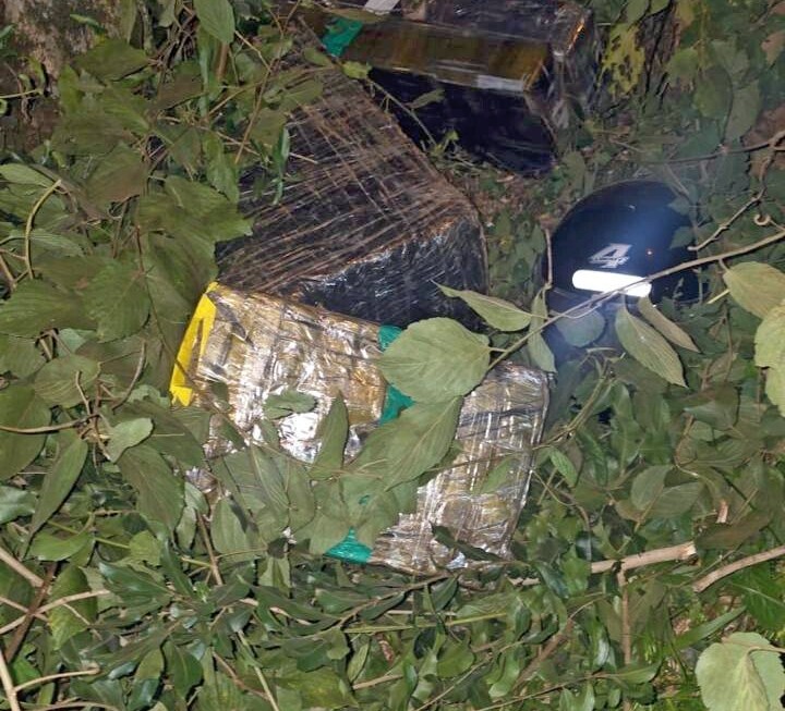 Abandonaron casi 250 kilos de marihuana y escaparon hacia Brasil