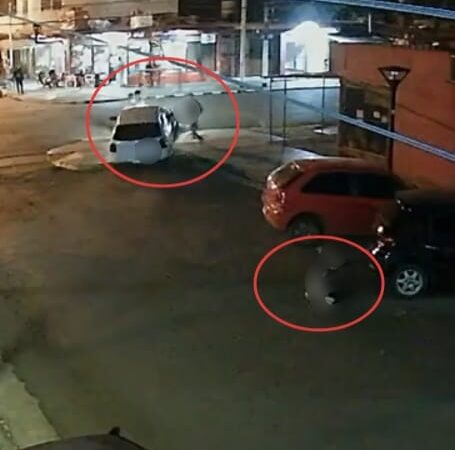 Manejaba a gran velocidad, atropelló a tres personas y se dio a la fuga