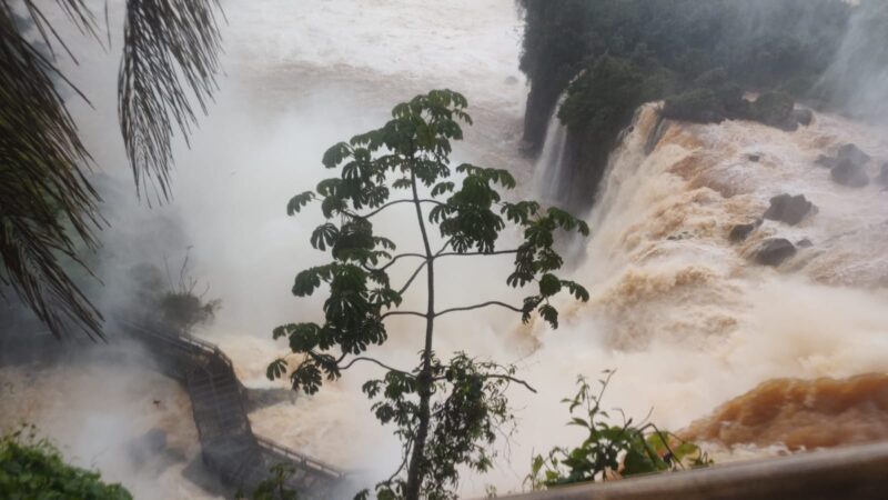 Más de 8 millones de litros de agua se desploman en las Cataratas del Iguazú