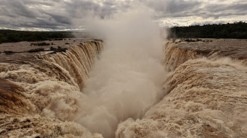 Impactantes imágenes de las Cataratas del Iguazú con más de 8 millones de litros de agua