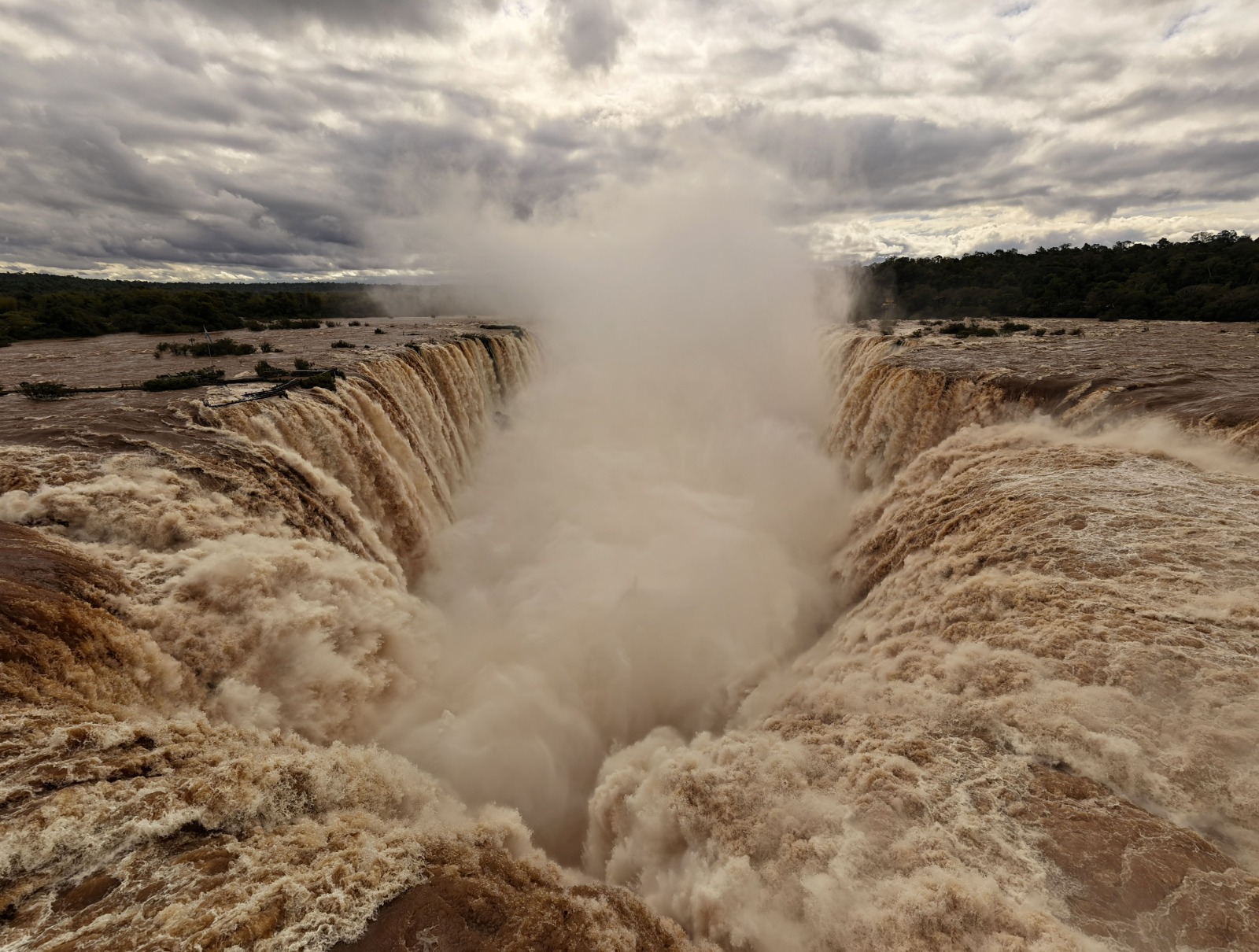 Impactantes imágenes de las Cataratas del Iguazú con más de 8 millones de litros de agua