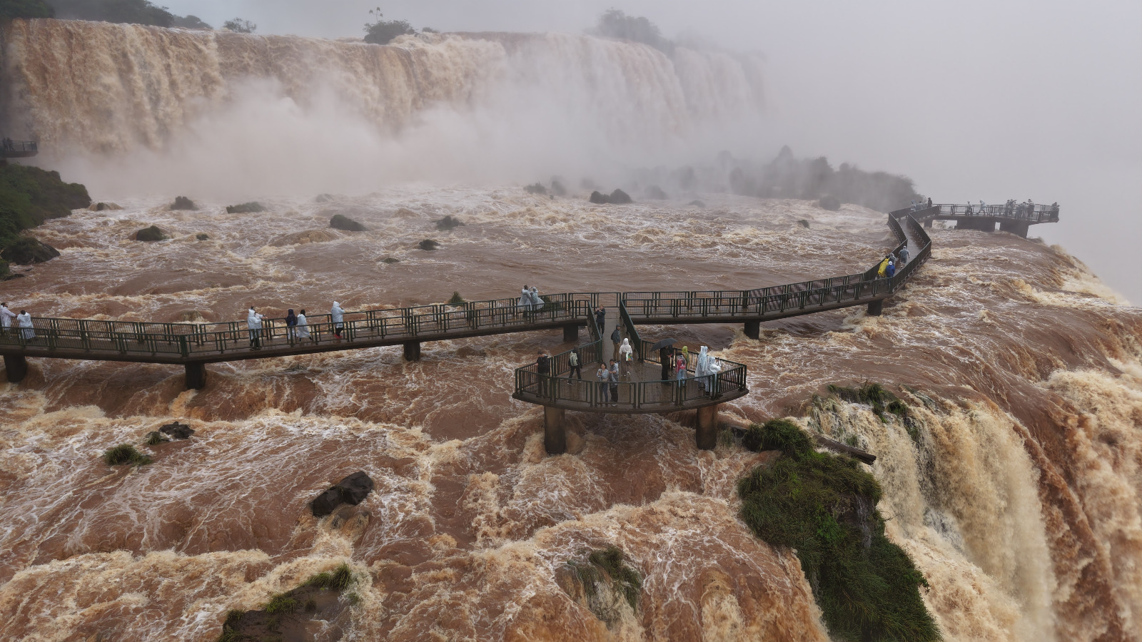 Cataratas lado brasilero: habilitaron al mediodía la pasarela hacia el balcón Garganta del Diablo
