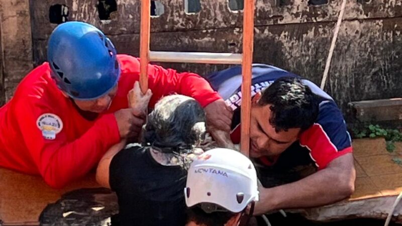 Colgaba la ropa en el patio, el piso cedió y terminó en un pozo de 10 metros de profundidad